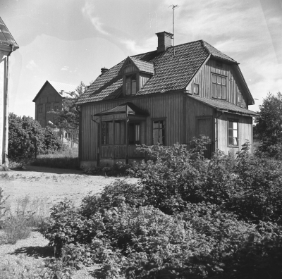 Storgatan
- Tunaborg -

Flygelbyggnad till Tunaborg,  Storgatan 74 Byggdes på 1920-talet Revs 1979. Pripps bryggeri till vänster. Sista hyresgästen Enar Tambour.   T.E.

Dok.110401/KG

