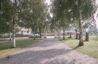 Djursdala kyrkogård skolan i bakgrunden

090512/KG