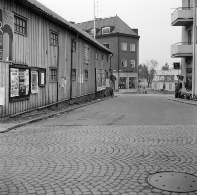 Rönnbärsgatan mellan Drottninggatan och Norrtullsgatan gamla polisstation syns i bakgrunden Dahlbergs Elektriska i huset i mitten av fotot och Lindeborgs blomsteraffär till höger 

Dok.100603/KG