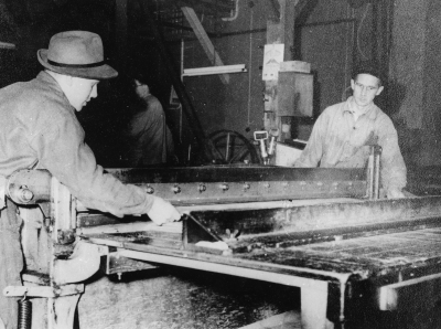 Klippning av fanér,   från vänster  2. Gustav Flink  3. Ragnar Ståhl           