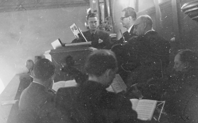 Lars.V. Lindens begravning död 26-2-1956  I bakre raden fr v. 1 Erik Westerberg 2 Musikdirektör Kjellberg 3 Theodor Gustavsson  Främre raden fr. v. 1 Thure Grönkvist 2 Gösta Eriksson 3 Gösta Fredriksson  T.E.