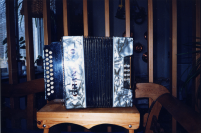 Allan Jonssons egen dokumentation: " Granesso är märket på detta tvårandiga durspel, stämt i tonarterna A och D. Även liktoniga Granessospel har funnits i marknaden. En härlig ton, något liknande fransk ton. Jag spelade tre låtar på detta spel, till TV-filmen Änkeman Jarl som spelades in Kråketorp som är beläget i Djursdala."