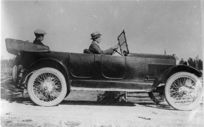 Fotot tagit 1921. Fr. v. 1. ?  2 Harry Elg, maskinist vid elverket   