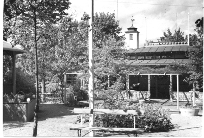Hotellträdgården efter år 1940. Se f ö sid 9  i [----]-skriften ang reparation år 1902.   T.E.