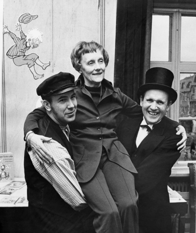 Foto från  premiären på "Emil" filmen december 1971. Från vänster: Evert Hansson (EPA-chefen), Astrid Lindgren, Tage Gustafsson, EPA:s avdelningschef. 
