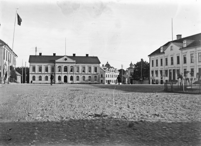 Torget
Stadshotellet 
Mjölkbaren till höger ( tidigare bank )