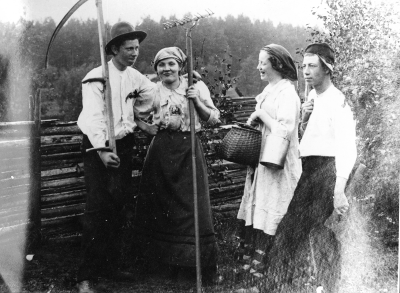 Från vänster  1. Olle Widén, fotograf ( son till fotograf  August Widén )  2. Elisia Widén  3.  Aina Widén ( dotter till August Widén, fotograf i Vimmerby )  4. Ferdinand Uhrström Vimmerby.  Taget vid Hultsfreds slätt. 1893        