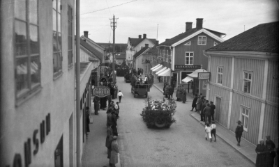 Barnens dags tåg, närmast till vänster Konsum



Dok.070711/RS