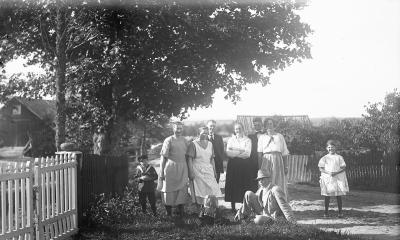 1. Lennart Eklund, 2. Ingrid Hansson, gift Nilsson, 3.Ingeborg Hallberg, gift Nilsson, 4, Albin Nilsson, 7 och 8. Helga och Zante Hansson, 9 och 11. Kerstin och Ingegärd Eklund.