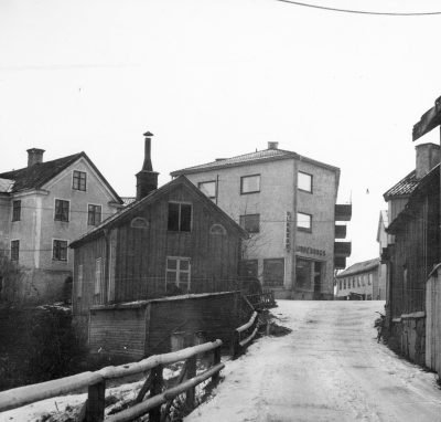 Rönnbärsgatan, Lindeborgshuset i mitten med balkonger