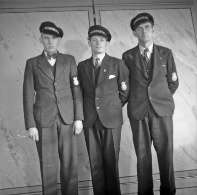 Folkets park 
- Invigning av Per Albin Hanssons byst -
Från vänster: 1. Gillis Lundberg "Löparnisse" 2. Alvar Liljeblad 3. Oskar Leander

Dok.111027/KG