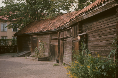 Uthuslänga timrad 
Innergård mellan Drottninggatan och Kampgatan, fam Hagman och Lundberg bodde där. Det gula huset i bakgrunden är Sandströms café. (Uppgift PRO´s bildcirkel)


090420/KG