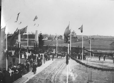 Järnvägsinvigningen och kungabesöket 1902. Se Centralbryggeriet som var nybyggt 1901-1902. Till höger kullen där sedan varmbadhuset byggdes. Kung Oscar II på väg till sin salongsvagn för avresa. Bodde en natt på stadshotellet.  
