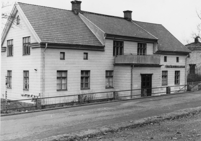 Gamla Samskolan Vimmerby första Läroverk ca 1850. T.E

Fungerade även som skola i början av 1940-talet, eftersom Folkskolan användes då som flyktingförläggning för Ester.
Evangeliska fosterlandsstiftelsen har legat här (Uppgift PRO´s bildcirkel)

Dok.090206/SJ