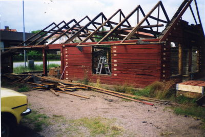 Rivningen av Edmans smedja är igång våren 1995