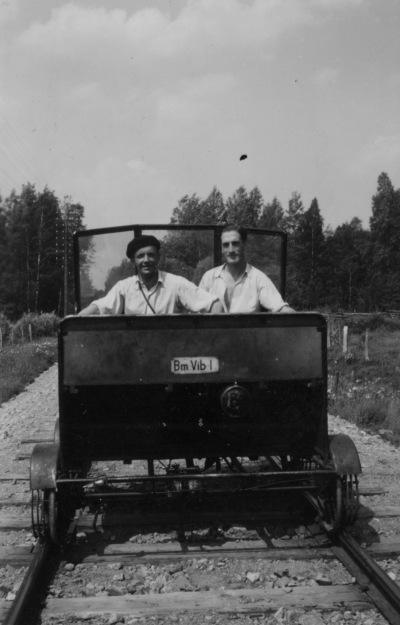 Allan Jonssons egen dokumentation: "Motortralla i Vimmerby, Allan Jonsson och Olle Hård. Kortet taget bortom Hästmossehult på 50-talet."