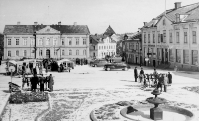 Torget 1952. Sadelmakare Oscar Svanberg säljer seldon.   T.E.