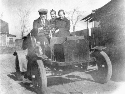 Föraren Kurt Lindberg ( Snickare hos Ståhls ) till höger systararna Elvira Nilsson (gift Ståhl) och till vänster Viola Nilsson (gift Ståhl). 
