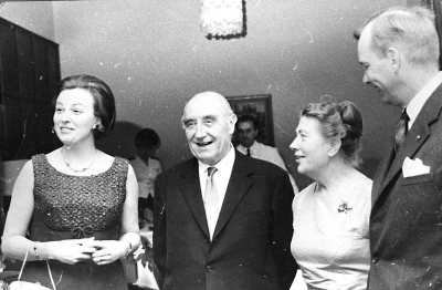 1. Fru Vibeke Dunge  2. Ivar Persson, landshövding  3. Fru Persson  4. Per Dunge     1960-talet            T.E.       1 Fru Vibeke Dunge        Okänd