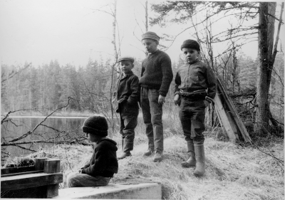 Vid Försjön, Djurstorp, Vimmerby.  Från vänster  Sven Kask, Vimmerby,  Lars-Inge Gustafsson ( "Carnera" ) Vimmerby,  Kennet Juthe Vimmerby och  Leif Juthe Vimmerby.   