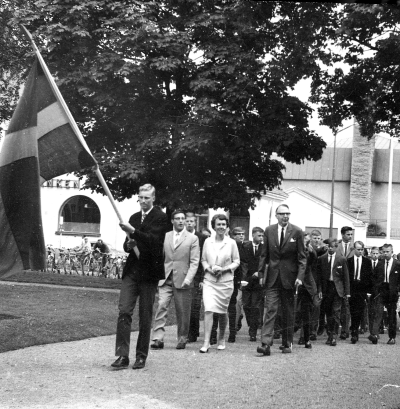 Lärarna från vänster 1. Sven Olausson, 2. Gunnel Thell, 3.   4. Lennart gertz, rektor,  5. Med fanan Kjell Jacobsson. 