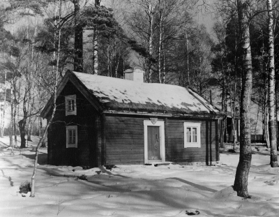 Soldat-skylten togs bort på 1950-talet då det bevisades att stugan aldrig varit soldattorp. En knuttimrad stuga som kommer från Pelarne.   
