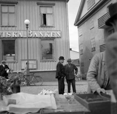 Mannen i mitten med plommonstop. Byggmästare August Nilsson,V-by
T,höger ? Svensson