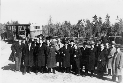 Manskören på resa, Folke Kasks buss. 1. Rickard Olsson köpman, 2. Robert Hammarlund  murare, 3. Willy Karlsson snickare, 4. Eric Westerberg Kom.Assistent, 5. Gunnar Söderberg folkskollärare dirigent,  6. Ture Grönqvist frisör, 7. Tore Timan brevbärare, 8. Thure Hammargren urmakare, 9.  Algot Björk folkskollärare, 10. Sven Eriksson snickare, 11. Linus Johansson chauför, 12. John Eriksson snickare, 13. Harry Karlsson maskinsnickare, 14. Folke Haller skulptör, 15. Erik Lindgren brevbärare, 16. Helge Norman rörmokare, 17. Einar Karlsson skomakare, 18. August Nilsson byggmästare, 19. Charlie Ericson konstnär, 20. Tage Nyberg sjukgymnast,. 21. Theodor Gustafsson decouper,  22. Olof Flender chaufför.    