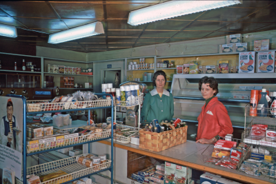 Speceributik interiör
JB Olssons t v Sonja Bälter, till höger Lempi Bälter (Uppgift PRO´s bildcirkel)

090512/KG
