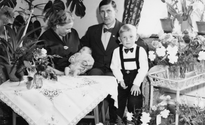 Aina och Runar Carlenskog Vimmerby, med barnen Ove och Lena.    