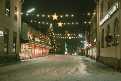 Stad i ljus 
Storgatan Handelsbanken mot torget

090402/KG
