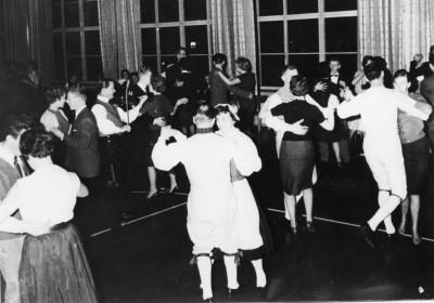 Folkhögskolan.  1-4 , 5 Nils Presta Uppsala, Konsulent för Ungdomsringen,  6-11 ,                 12 Yngve,  13- 20                                      