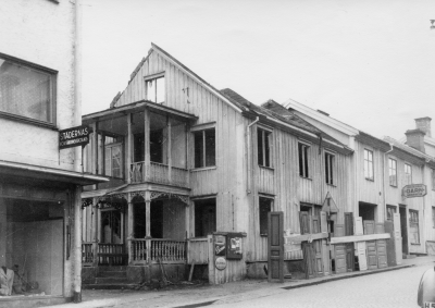 Lovas kafé rives när Ebbe och Lisa Johanssons hus byggdes Sevedegatan 29. T.E