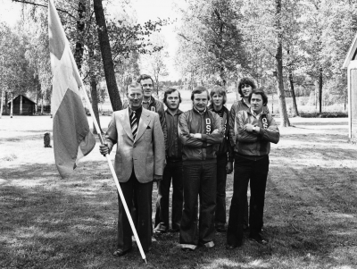 Djursdala Sportklubb har mottagit fanan den 6 juni 1976
Fanbärare Arne Roos

Brunnsparken Södra Vi 