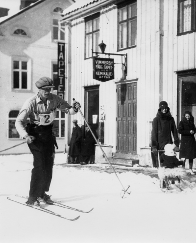 Storgatan 1930-talet. Bokhandeln t.v.  Fr. v. 1Tord ( Tage ) Köhler, 2 ?, 3?, 4?, 5?   T.E.
