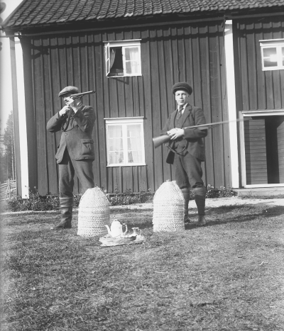 Två män m hagelbössor och kräftburar 1910-talet.
