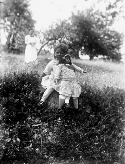 Margit Flender f Karlsson. Bakom Signe Karlsson f Lindberg  Ekbacken Knabbarp    U.F.