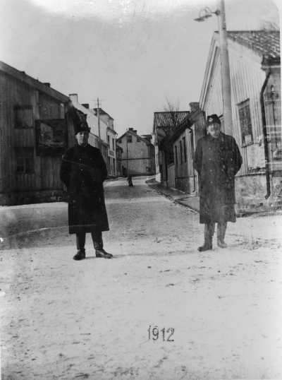 Storgatan "östra tullen" 1912  1) Gustaf Johansson, Polis sedan disponent vid Fanerfabriken, ordf. i Taxeringsnämnden  2) Anton Halldén, Överkonstapel auktionsropare, ägare till fastigheten Perstorp vid Storgatan Vimmerby  T.E.