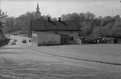 Storgatan 
-Källängen -

Storgatan 51, 1960-talet Gamla epidemisjukhuset blev sedan möbelaffär Gustav Larssons, efter honom Ivar Gustavsson. Huset revs när gatan breddades och möbelaffären flyttades till Capella-husen.   T.E.

Dok.110414/KG
