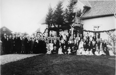 Bröllop i Grägarp  15. Lennart Johansson, Framnäs,  22. Ida Johansson, Framnäs,  23. Hanna Eriksson, Näs,  24.  Per Johan Andersson,  27. Samuel August Ericsson, Näs,  50. Zante Hansson, Grägarp,  57. Hardina Hansson, Grägarp, 60. Victor Hansson, Grägarp,  61. Prosten Höglander,  75. Artur Jonsson, Pelarne,  77. Orvar Lennartsson, Framnäs, 79. Valter Lennartsson, Framnäs, 86. Fru Johansson,  87. Mejerist Johansson 90. Inez Lennartsson, Framnäs.    