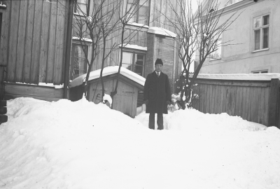 Baksidan av Storgatan 23 Vimmerby
H W Anderssons hatt och mössaffär
Gustaf Johansson född 1885 i Frödinge gift med Pauline, dotter till H W.

Uppgiftslämnare Sven Kask, Vimmerby 2002