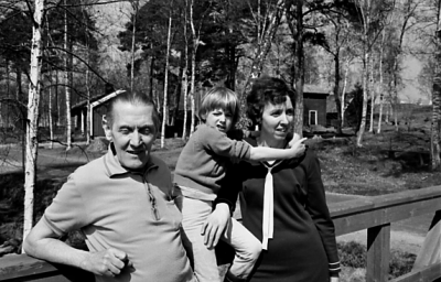 Gästgivarehagen. Till vänster Thorvald Eriksson. I bakgrunden till vänster Östra Tullstugan och till höger Klockaregården