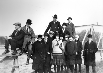 1. Ragnar Larsson, guldsmed  2. Erik Hultman ( gädda ) tidningsman ( Nya Posten )   3. Ebbe Parmie U.S.A.  4. Georg Larsson, biträde hos Barkman  5. Gustav Torin, Stockholm.  6.  Alice Nilsson - Tonmark, Växjö.  7. Valter Bergren bod-biträde hos Karl Johanssons  8.  Harry Fransson, skomakare  
9. Fröken Öst  10. Inga Eriksson, Näs  11. Fröken Ekman, (skogvaktare Ekmans dotter).  12. Ines Lenartsson dotter till kyrkvärd Sivert Eriksson  13. Greta Gröndal, Norman. 14. Algot Björk, lärare.     