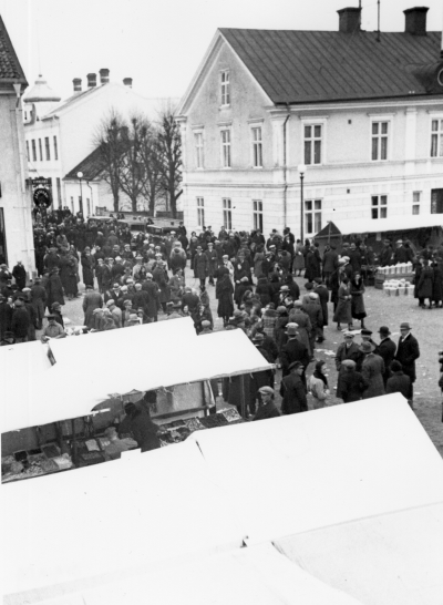 Torget en marknadsdag

Dok.100525/KG