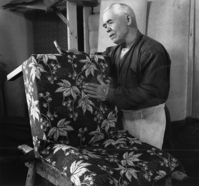 Viktor Ringholm tapetserare i arbete

Dok.100528/KG