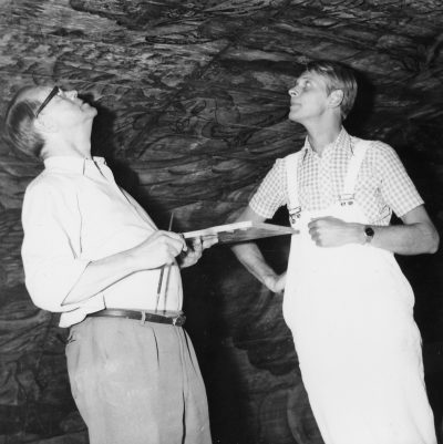 Konservator  Bengtsson o. son, Linköping, arbetar med taket i Djursdala kyrka.      T.E.