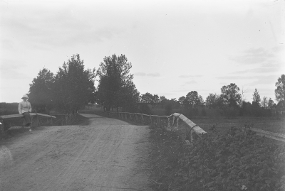 Ingrid Forsell på bron över Stångån på vägen till Storholmen