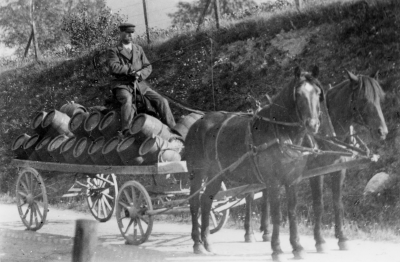 Axel Olsson  bilden tagen i Hjorted, flyttade sedan till Vimmerby och hade chakuteri i Aby i Vimmerby, när sonen Erik övertog affären flyttade han till Södra Vi där han dog år 1933    