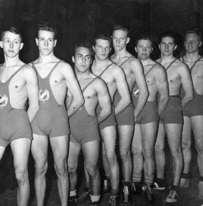 Allan Gustafssons egen dokumentation: "VABK:s Fyrstadslag till Olofström, år 1955. Jean Berggren, Leif Berggren, Arne Sundgren, Lennnart Svensson, Olle Larsson, Allan Gustafsson, Åke Båving, Arne Gustafsson . Slutställning 1955.
1. Vimmerby ABK            4.p (Vimmerby atlet- och brottarklubb)
2. Olofström IF                 4.p
3. Karlskrona IK Attle     3.p
4. Hovnmantorp BK       1.p."

 