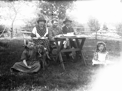 Iris Lindberg f Flender, Signe Karlsson f Lindberg, Karl Karlsson.  Barn; Ingrid Tidman f Karlsson, Margit Flender f Karlsson,  Ekbacken Knabbarp ca 1920    U.F.